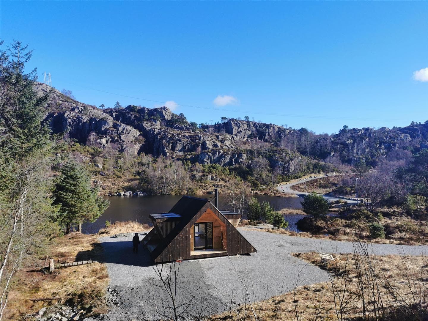 Natur og fjellhytte ved vannet på Sotra